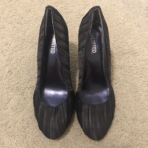 Rigged black heels